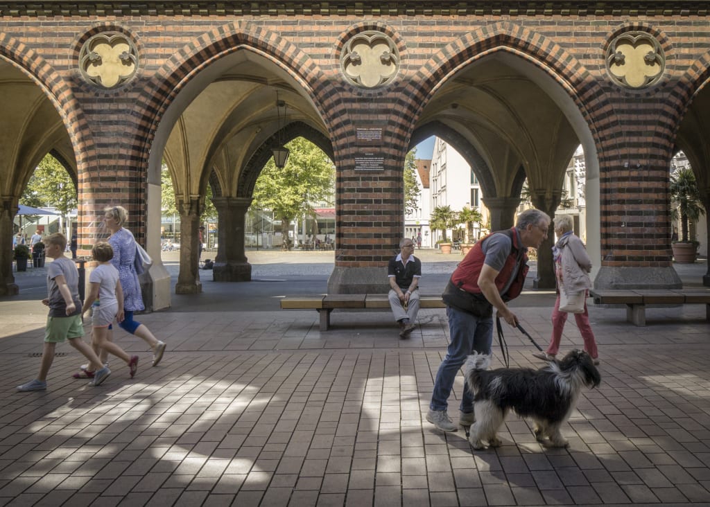 Struttura ad arco in pietra in una città storica lungo la Ciclabile del Mar Baltico.